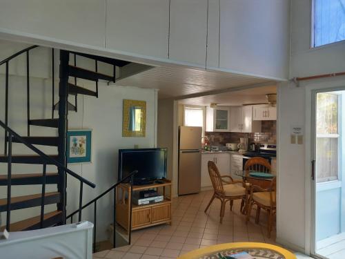 弗利盖特湾希罗夫茨海滩上酒店的一间厨房和带螺旋楼梯的用餐室,位于一栋房子内