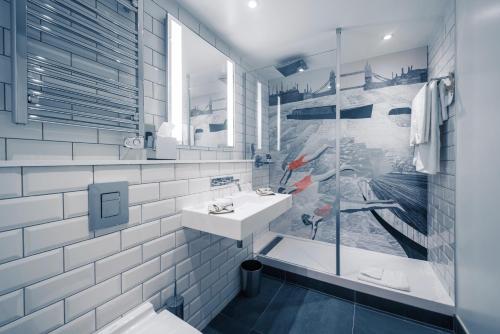 伦敦伦敦桥美居酒店的白色的浴室设有水槽和淋浴。