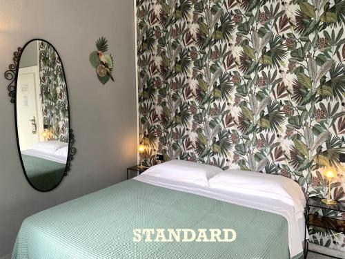 塞勒里古托雷酒店的一间卧室配有绿色的床和镜子