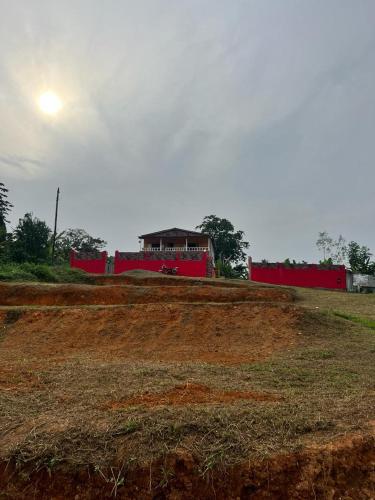 PrincipePensão Residencial Bom Desconto的泥土上方的红色建筑