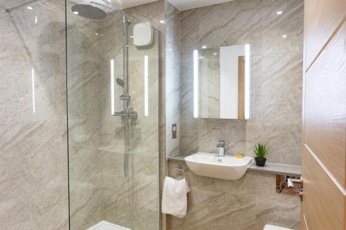 圣布雷拉德傲梅斯度假酒店的一间带水槽和淋浴的浴室