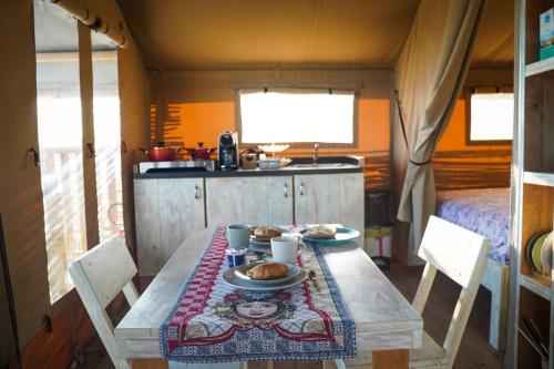 Tendu' Punta Bianca Glamping Camp的厨房或小厨房