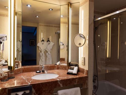 里昂索菲特里昂贝勒库尔酒店的一间带水槽和淋浴的浴室