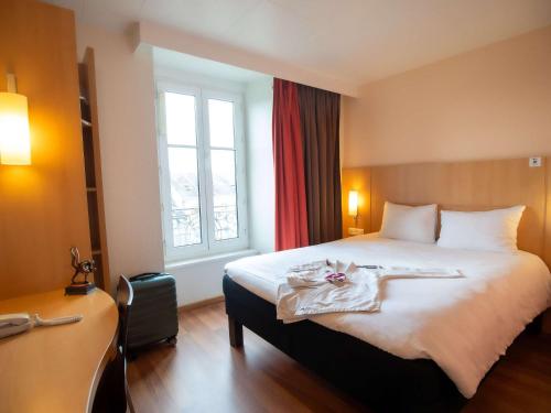 里摩日宜必思利摩日中心酒店的酒店客房设有床和窗户。