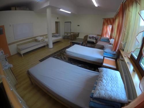 斯维德尼克Apartamenty, mieszkanie na wynajem, 110m2, w Świdniku k Lublina的客房设有三张床、一张沙发和一台电视。