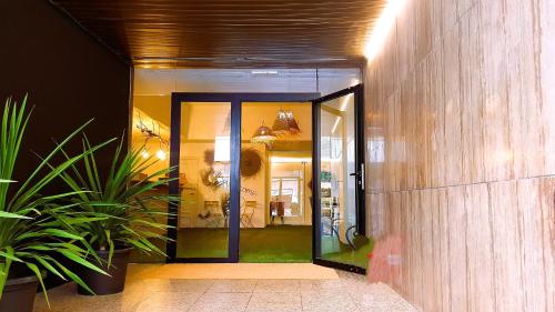 阿利坎特COLLECTION PORT - B&B Boutique , Alicante Center的走廊上植物的房间的敞开门