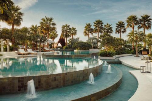 迪拜One&Only One Za'abeel的度假村内带喷泉的游泳池