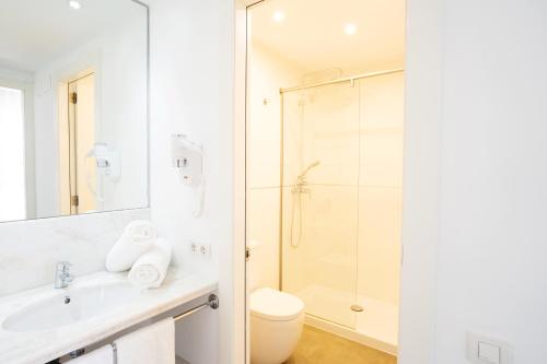 略夫雷加特河畔奥斯皮塔莱特巴塞罗那奥纳生活酒店的带淋浴、盥洗盆和卫生间的浴室