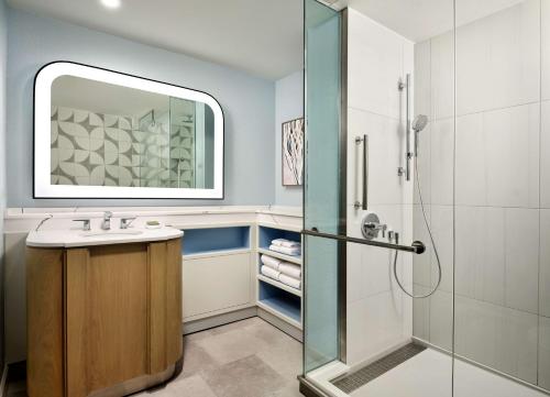 奥兰多Caribe Royale Orlando的一间带水槽和淋浴的浴室