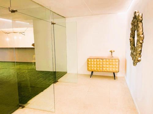 阿利坎特COLLECTION PORT - B&B Boutique , Alicante Center的一间设有玻璃淋浴间和长凳的房间