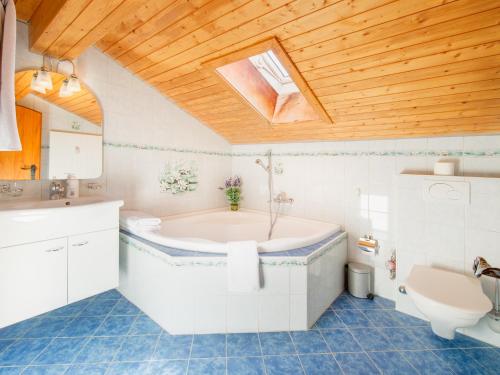 采尔马特豪斯艾米娜酒店的带浴缸和盥洗盆的浴室