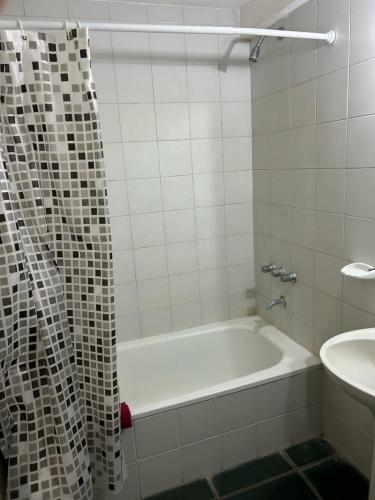 内科切阿Marítima mono ambiente的白色的浴室设有浴缸和水槽。