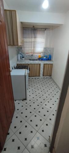 马查科斯Macha AIRBNB的厨房铺有黑白色瓷砖地板。