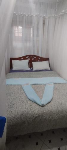 马查科斯Macha AIRBNB的一间卧室配有一张白色天蓬床
