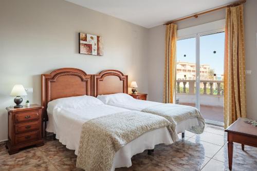 德尼亚Villa Noguera Mediterraneo by Villa Plus的一间卧室设有两张床和大窗户