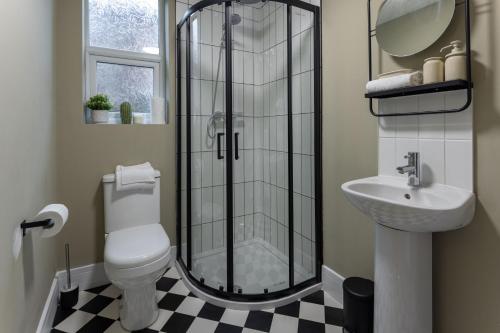 利物浦Broughton Place: Contemporary Apartments in Liverpool的带淋浴、卫生间和盥洗盆的浴室