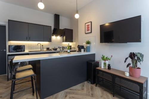 利物浦Broughton Place: Contemporary Apartments in Liverpool的厨房配有水槽和台面