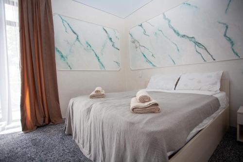 乔尔蓬阿塔Golden street的一间卧室配有带毛巾的床