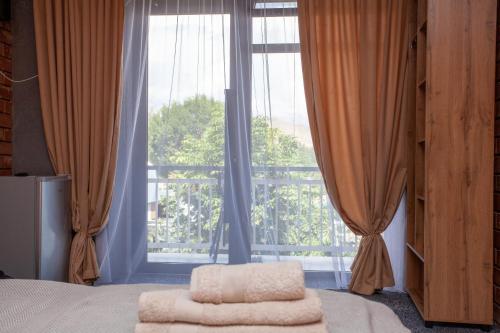乔尔蓬阿塔Golden street的一间卧室设有一张床和一个大窗户