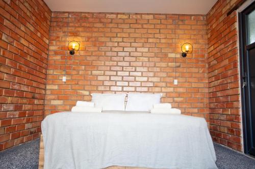 乔尔蓬阿塔Golden street的砖墙,带白色桌子和枕头