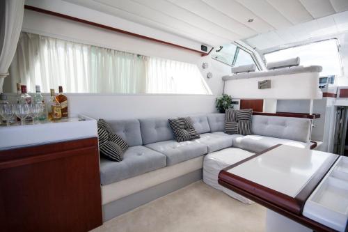 米克诺斯城Luxury Living on a Yacht的客厅配有沙发和桌子