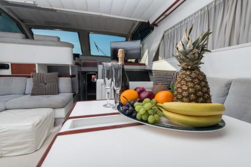 米克诺斯城Luxury Living on a Yacht的水果盘在rv的桌子上