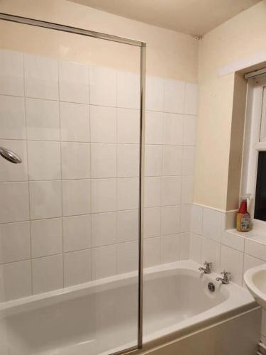 米德尔顿Double Bedroom TDB Greater Manchester的白色的浴室设有浴缸和水槽。