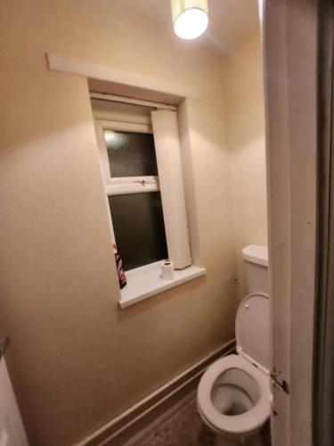 米德尔顿Double Bedroom TDB Greater Manchester的一间带卫生间和窗户的小浴室