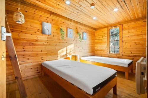 基德明斯特Luxury Spacious Retreat with Hot Tub & Massage beds的小木屋内一间卧室,配有两张床