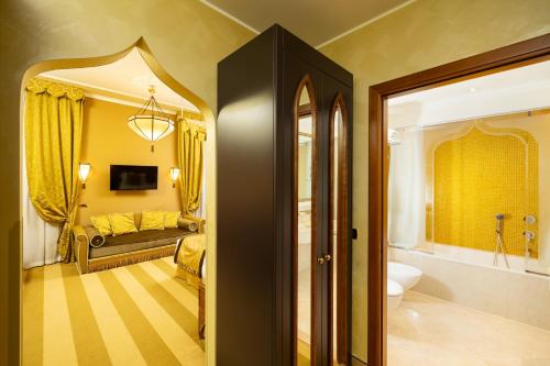 威尼斯东方魔力酒店的客房设有带一张床和卫生间的浴室。
