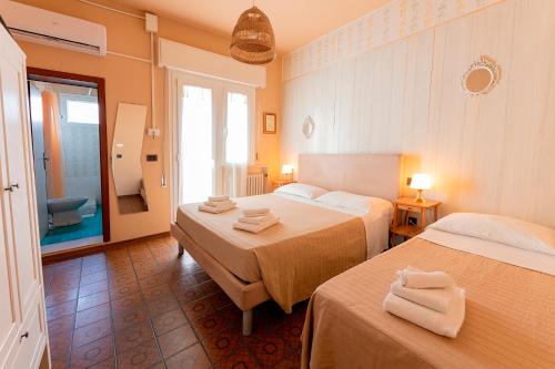 切尔维亚La Villa的酒店客房带两张床和一间浴室