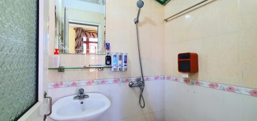 萨帕Đăng Dương Motel的一间带水槽、淋浴和镜子的浴室
