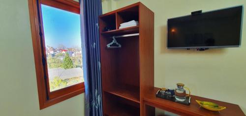 萨帕Đăng Dương Motel的客房设有平面电视和窗户。