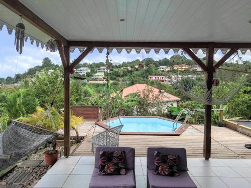 莱特鲁瓦西莱Villa Smile House的一个带秋千和游泳池的庭院