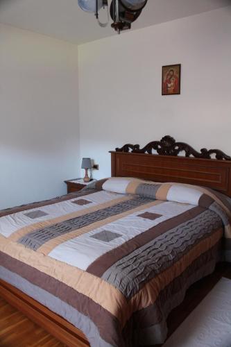 圣博沃Apartment Relax Natura的一间卧室,卧室内配有一张大床