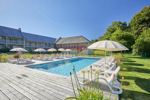 勒特隆歇圣马洛高尔夫度假酒店的一个带躺椅和遮阳伞的游泳池