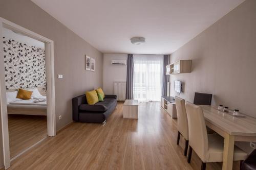 布达佩斯枫叶树经济公寓的客厅配有沙发和桌子