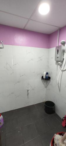 巴西富地Homestay Azihan的带淋浴间的浴室和电话