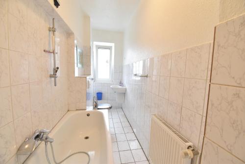 波鸿CoreRooms - Apartment Bochum Wattenscheid的白色的浴室设有浴缸和水槽。