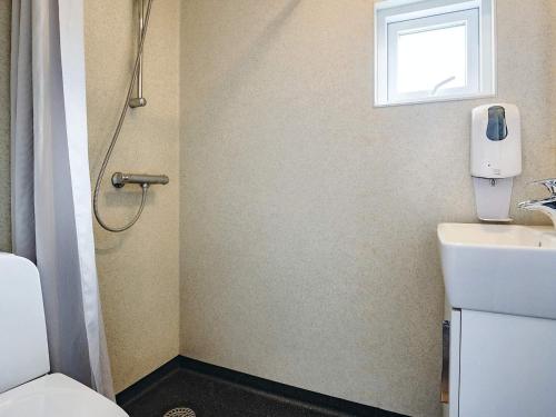 博恩瑟Holiday home Bogense XLV的一间带卫生间、水槽和窗户的浴室