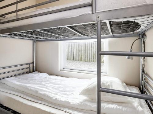 博恩瑟Holiday home Bogense XLVIII的一间卧室设有两张双层床和一扇窗户。