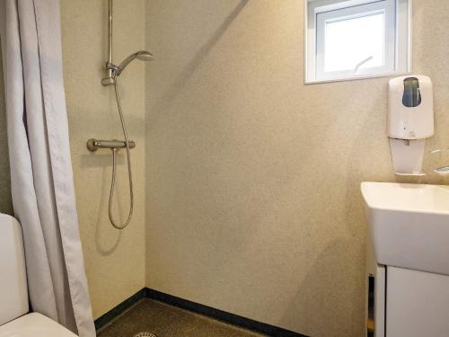 博恩瑟Holiday home Bogense XLVIII的带淋浴、卫生间和盥洗盆的浴室
