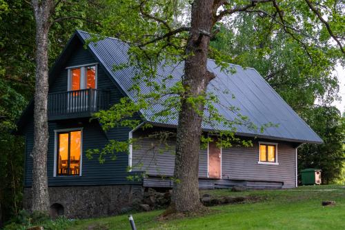 VanakülaTaaliHomes Vanaküla Puhkemaja - Saun ja kümblustünn hinnas的黑房子,有 ⁇ 帽屋顶