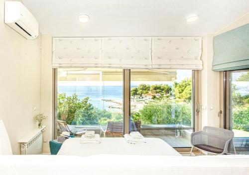 尼基季A&A Luxury Beach Villas的一间卧室配有一张床,享有海景