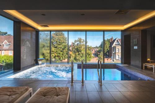 吉尔福德Harbour Hotel & Spa Guildford的大型室内游泳池,设有大窗户