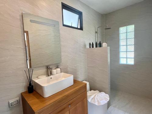 苏梅岛Moorea Boutique Resort Samui的浴室设有白色水槽和镜子
