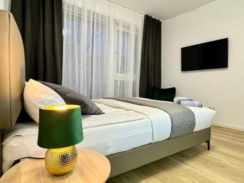 汉诺威Modernes Apartment nahe des Stadtzentrums的一间卧室配有一张床和一张带台灯的桌子