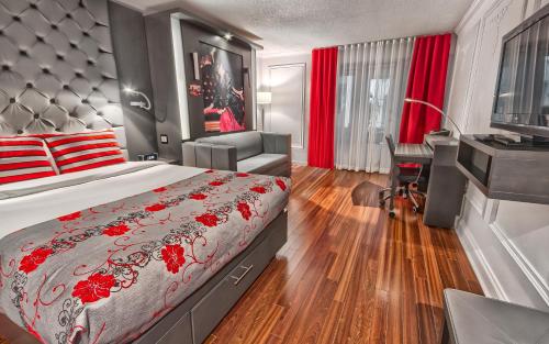魁北克市魁北克广场酒店的一间卧室配有一张床、一张桌子和一把椅子