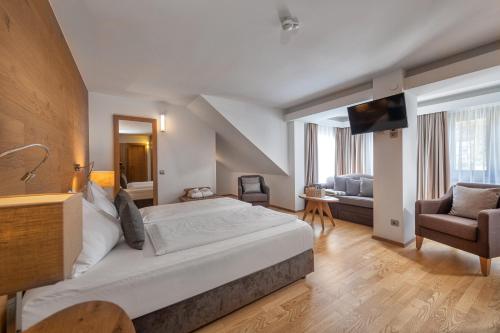 博登斯多夫Seehotel Urban的酒店客房设有一张大床和一台电视。