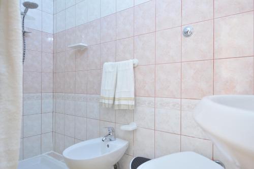 包内伊Apartments Baunei的浴室配有白色卫生间和盥洗盆。